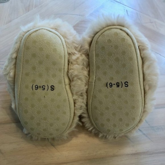 Fuzzy Slippers Size 5 - Picture 3 of 4